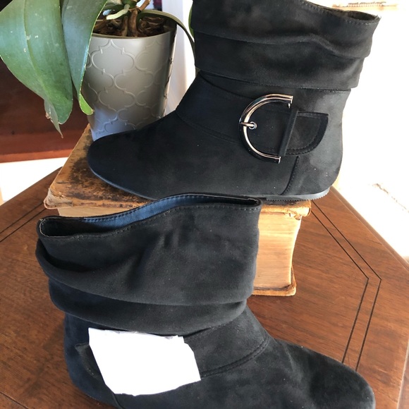 Top Moda Lrge Buckle Slouch Flat Heel Ankle Bootie - Picture 3 of 4